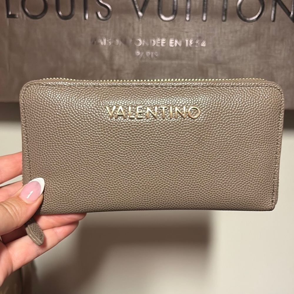 Valentino Beige Leather Zip Wallet🤍